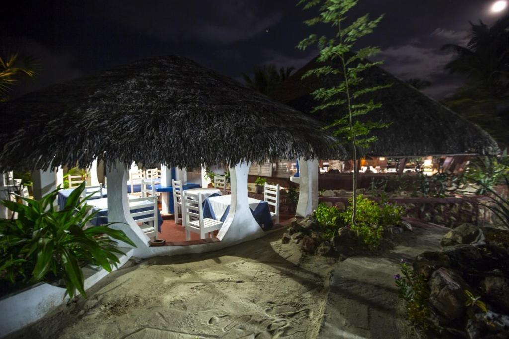 Chez Maggie Hotel & Restaurant Morondava Buitenkant foto