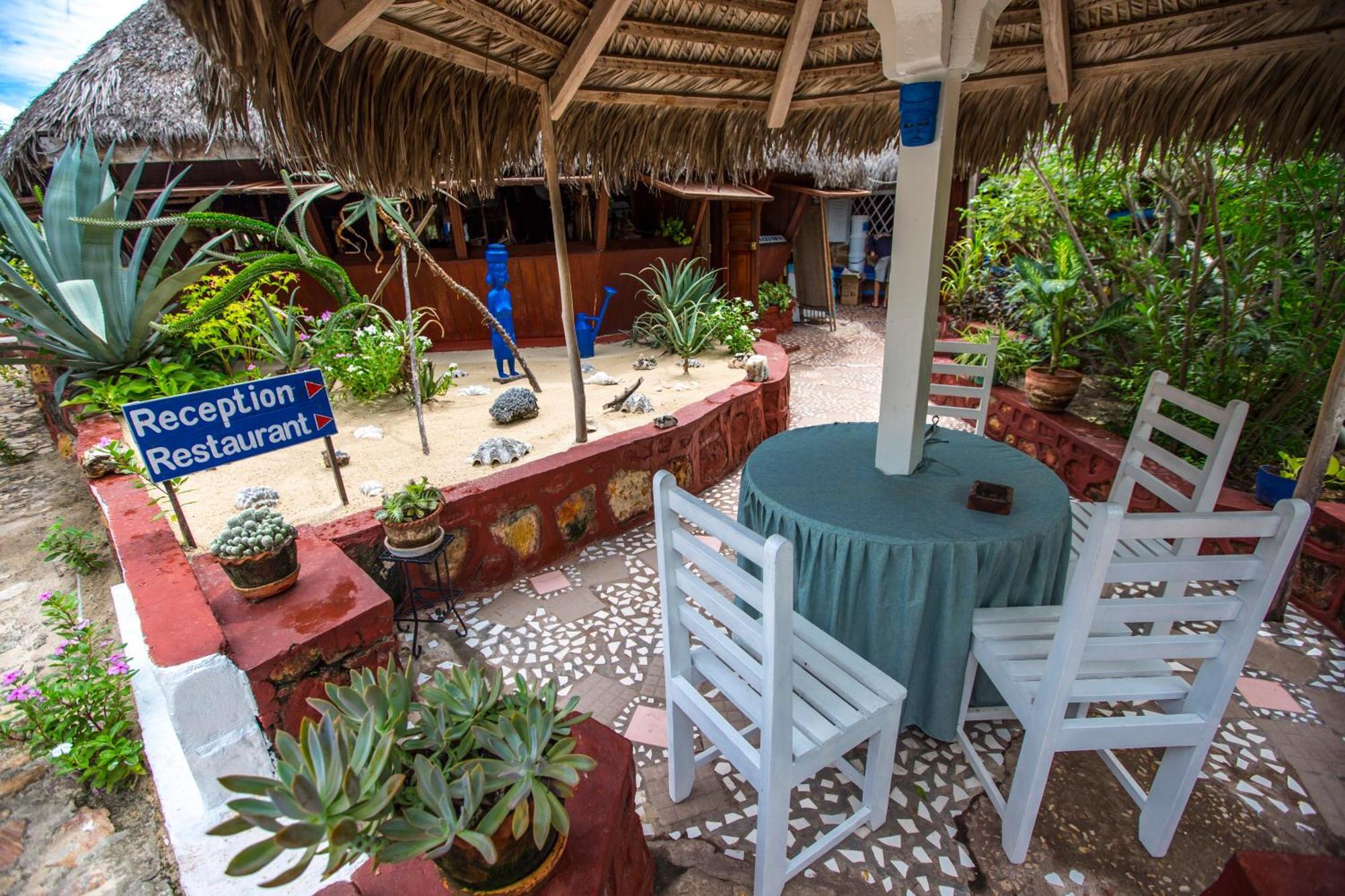 Chez Maggie Hotel & Restaurant Morondava Buitenkant foto