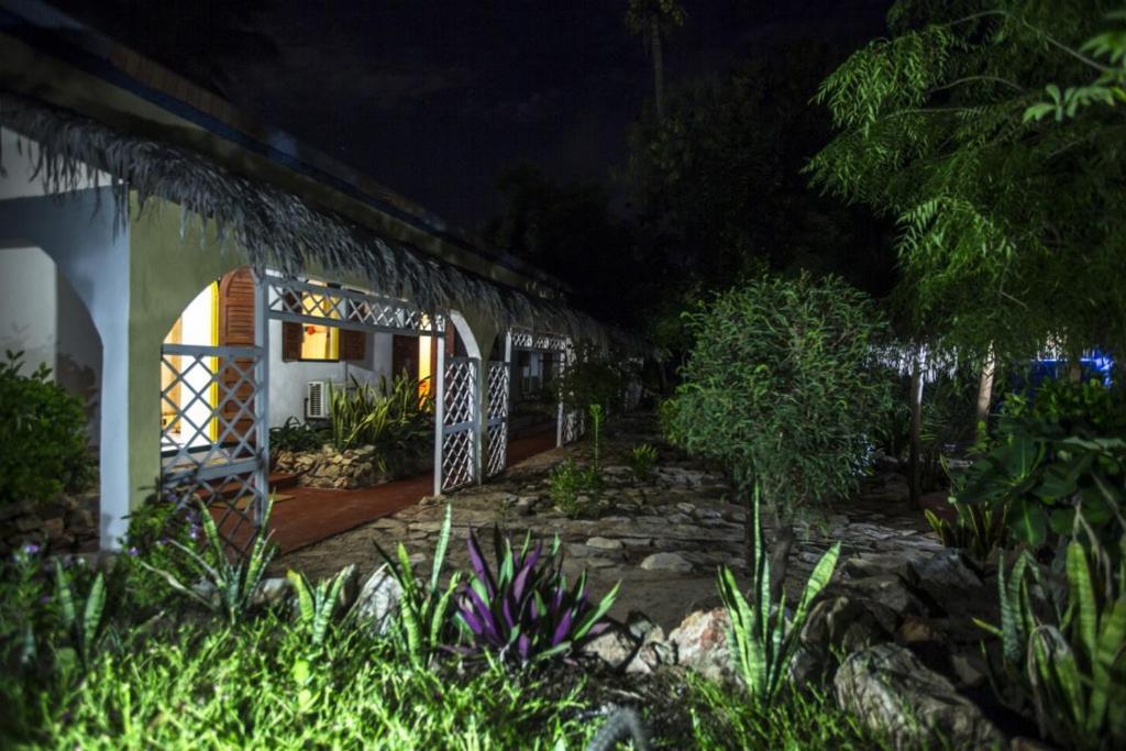 Chez Maggie Hotel & Restaurant Morondava Buitenkant foto